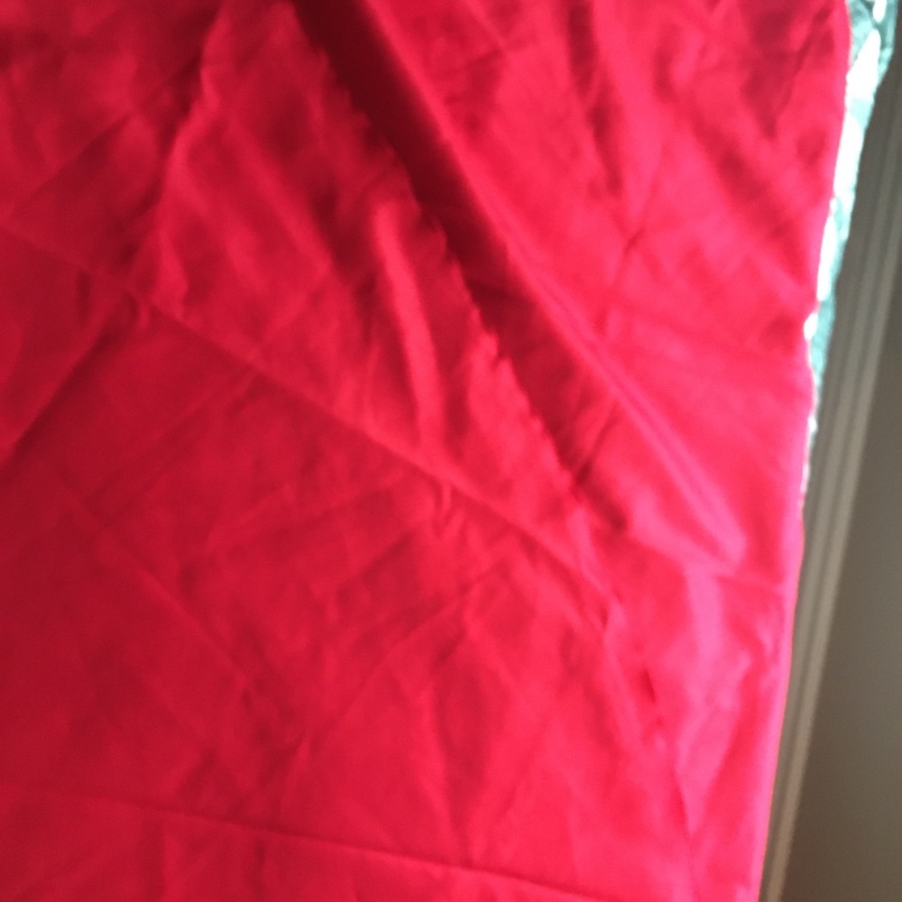 11 RED 120” ROUND TABLECLOTH - Picture 4 of 8